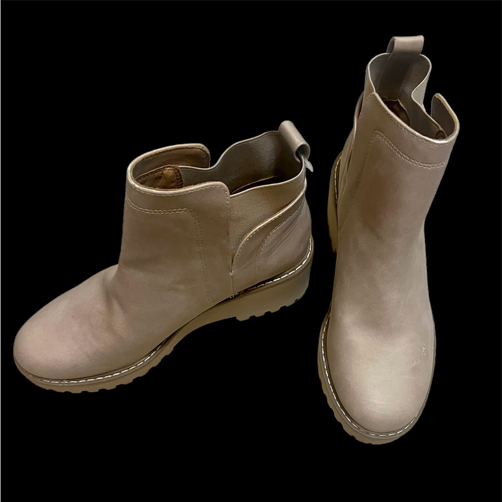 DOLCE VITA- TAN BOOTS. NWOT